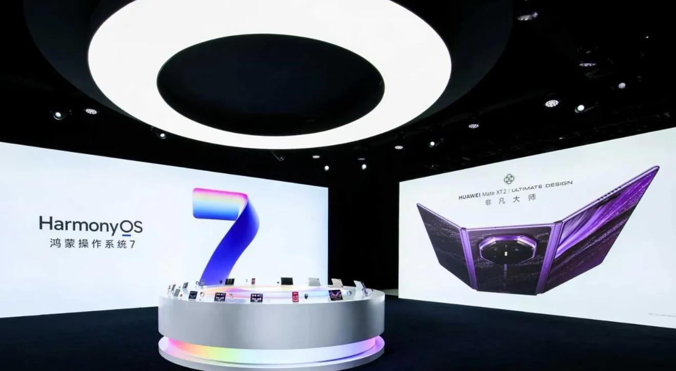 iPhone Duo未开售被炒至9.9万，华为Mate XT 2现货19999：谁在裸泳一目了然
9月10日凌晨，苹果发布首款折叠屏iPhone Duo，也是近二十年形态变化最大的iPhone。国行256GB版本定价15999元，顶配2TB售价26499元，新机10月23日才正式发售。尚未开售，二手