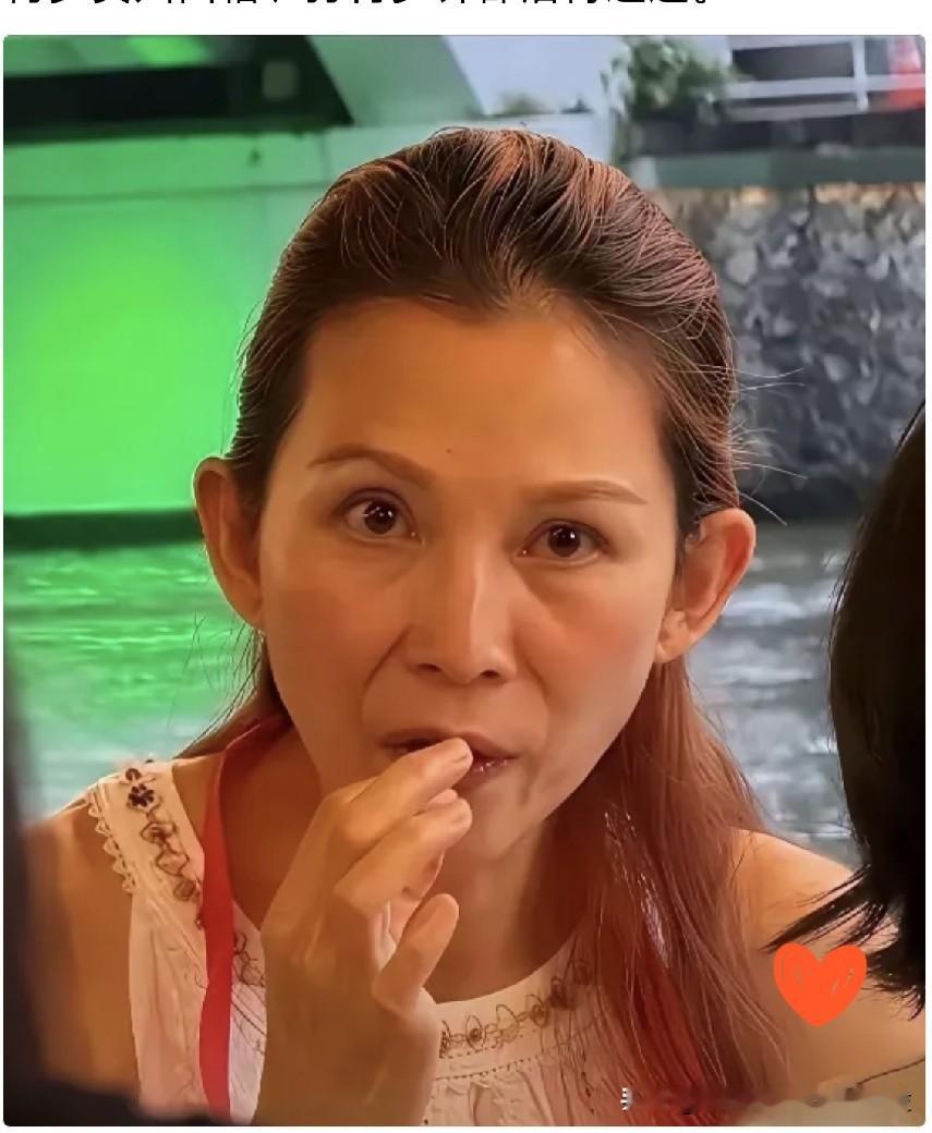 看了蔡少芬的原生图
突然明白了几个道理，那就是

很多人还在那儿纠结昂贵的护肤品到底有没有效，盯着明星脸上的褶子评头论足。其实看完了你会发现，不管你是住豪宅还是挤出租屋，岁数到了，谁也逃不过那一刀。

蔡少芬那张脸，眼窝凹陷、法令纹深，这就是最真实的53岁。

有人说她生了三个娃损耗大，带孩子操心，