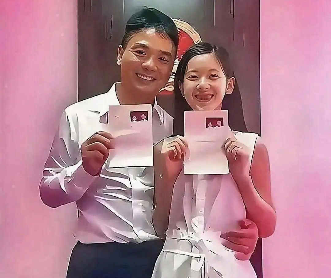 当年，刘强东与章泽天领取结婚证时的一幕，当时刘强东41岁，奶茶妹22岁，俩人相差19岁。