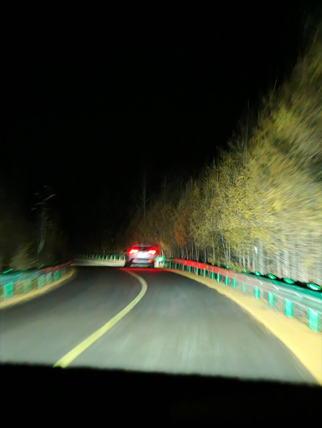 晚上开夜路，特别是这种弯道多的山路，有个ADB的自动大灯驾驶安全感会好很多，看得远，又不怕晃到前车或者对向来车～我的乐道l80出行日记 ​​​