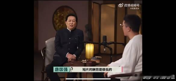 赖冠霖退圈2年变化好大，赖冠霖做客唐国强的播客节目，是他2024年宣布退圈转型幕后之后，时隔两年难得一次公开露面，外形、气质的巨大反差，瞬间引发网友感慨。

镜头里的他，不再是当年舞台上精致白皙的爱豆模样。褪去妆造滤镜，肤色更深，身形也比从前圆润，留着简单短发，佩戴黑框眼镜，穿搭朴素日常，褪去偶像的