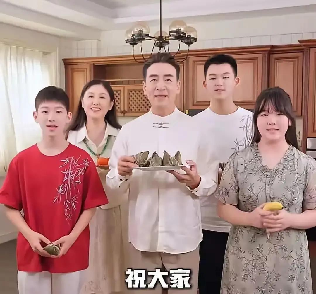 71岁的“陆老爷”寇振海，胸前戴着大红花，领着舞狮队，风风光光回老家祭祖，这排面可真不小

说白了，就是为了他那个18岁的儿子，这孩子争气，考上了世界名校帝国理工大学，当爹的脸上能不“威风”吗

很多人可能不知道寇振海这个名字，但一说《情深深雨濛濛》里那个脾气火爆的陆振华，大家就有印象了，典型的“老