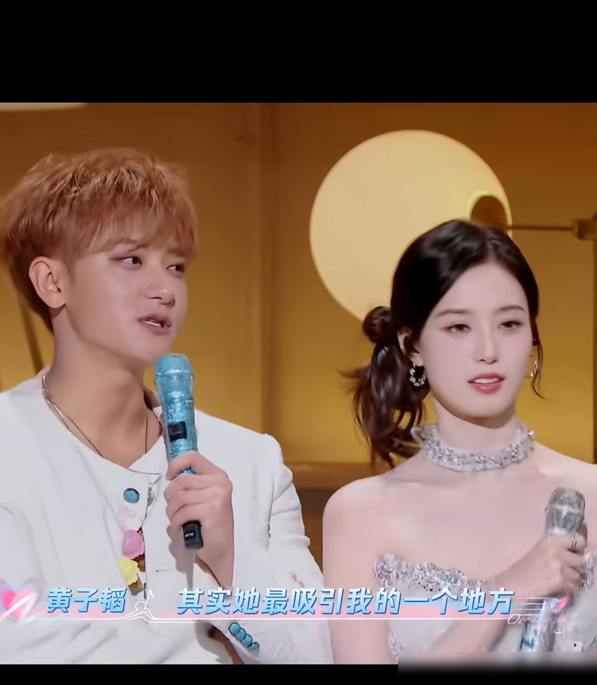 黄子韬追了徐艺洋十年，原来根本不是因为脸。
2014年韩国相识，2018年签约龙韬，刚传绯闻就两次辟谣，说只是老板和妹妹。
结果接下来整整八年，年年被拍同框，从一起回家逛超市，到见家长同居，最后2024年底官宣领证，去年办完婚礼，把绯闻熬成了真。
男生对她上头，不止是皮囊，更夸她情绪稳定没心机