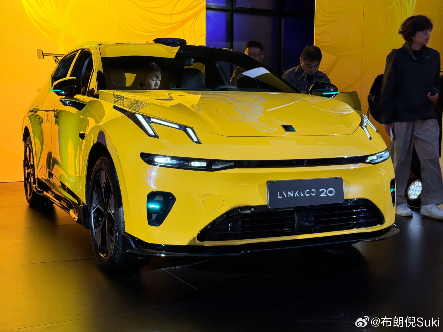 各位，快来领克这里捉你们的皮卡丘！全新领克20，限时11.88万元起，这么小的车里给你塞下了全系800V、6C神盾金砖电池、千里浩瀚H5智驾。车头还有超大冰箱，驭风套件还有全套包围和大尾翼，不仅帅，而且合法。小身材装下一堆大能量，领克真把神奇宝贝给研究出来了[doge]
#领克20# ​
