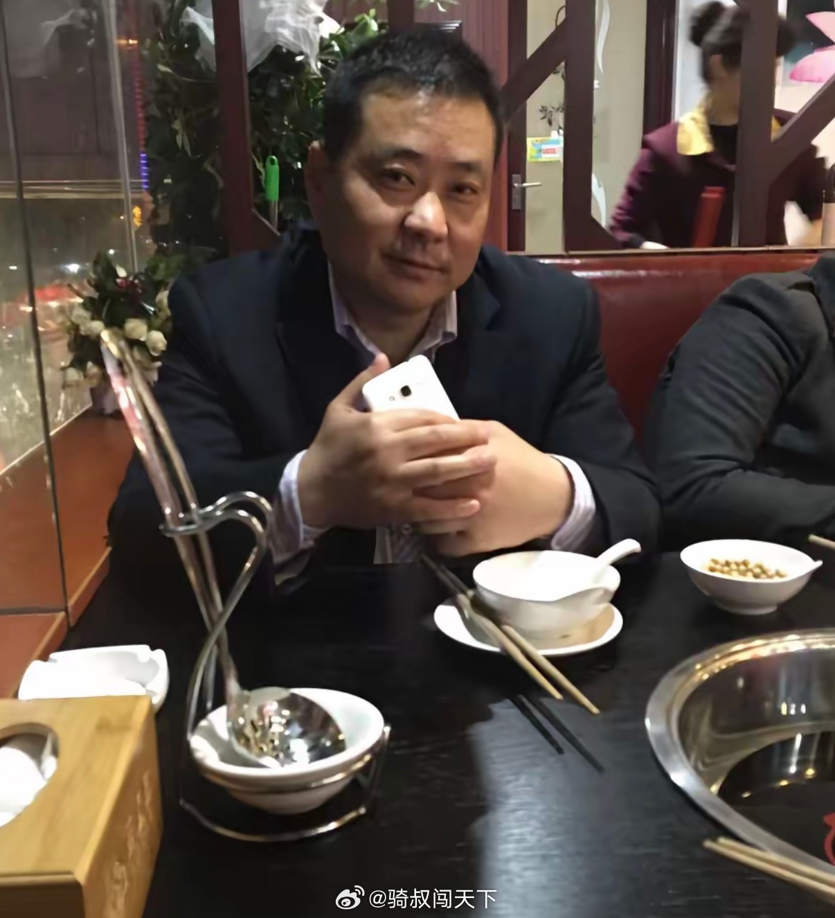 #胡锡进谈网红铁头一审获刑8年#打假网红“铁头”一审获刑8年！从“惩恶扬善”到敲诈勒索，这脸打得真疼！

曾经曝光“五两秤”、举报新东方的“打假英雄”铁头，终于把自己“打”进了监狱！9月11日，杭州滨江法院一审宣判：数罪并罚，获刑8年！

多讽刺啊，当初靠“惩恶扬善”吸粉千万，转头就伙同他人 ​