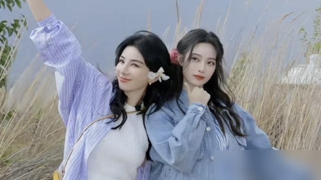 黄子韬徐艺洋孩子都两岁多了，才官宣。
徐艺洋发了张海边背影照，黄子韬牵着个小孩，配文“爱的人都在身边”。黄子韬转发，正式承认升级当爸妈。
第二天直播，徐艺洋全交代了：儿子，剖腹产，两岁多，中国籍。顺便辟谣了代孕和二胎。
回想当初录《跟我走吧》求婚那会儿，她穿得宽松，网友就扒过“孕味明显”。如今