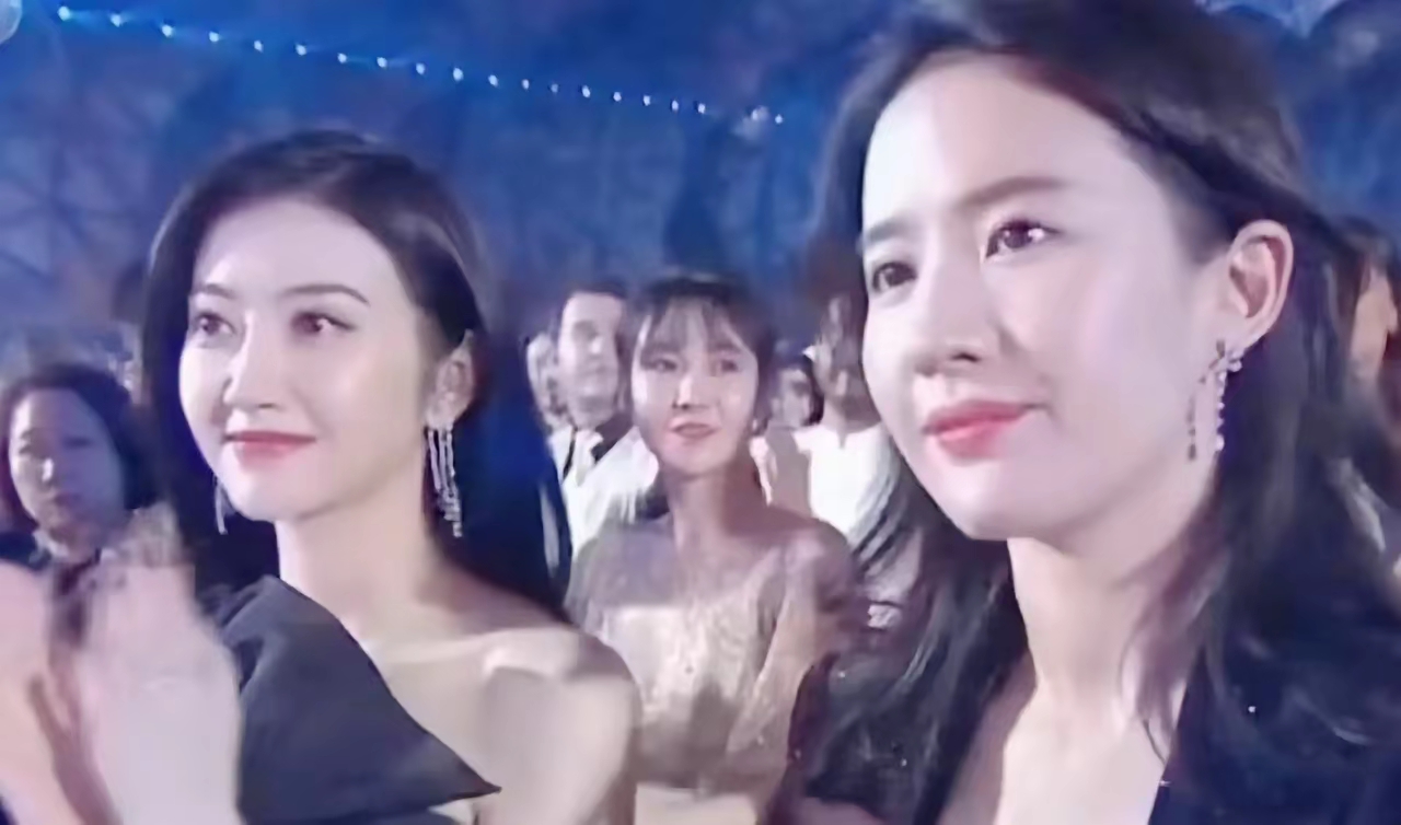 景甜最终应该是跟高圆圆贾静雯一样，找个圈内比较年轻帅气的男演员，这样才能享受到爱情的滋润！
但是就是没啥代表作。没法让人一眼想到他的作品，光好看有啥用