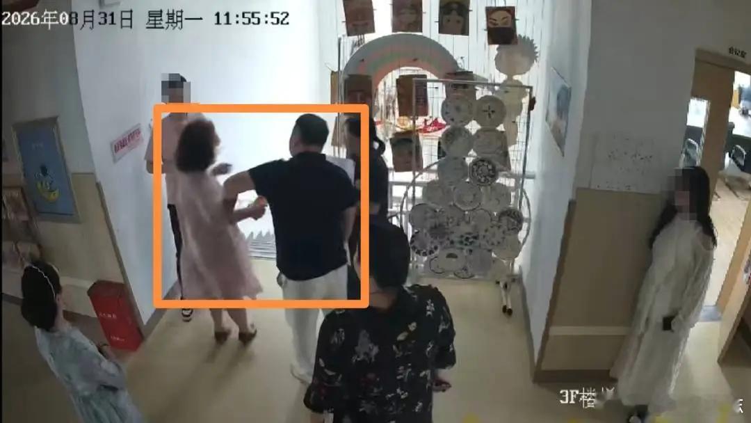 【#武汉通报幼儿园269万招标项目被投诉##武汉东西湖区成立联合调查组#】
9月4日，武汉东西湖区联合调查组通报，针对媒体报道的2026年幼儿园购买学前教育服务项目（第五包）招投标问题，已由区财政局、区教育局等部门组成联合调查组，依法依规开展调查。
此前，张女士反映，东西湖区教育局6所幼儿园招标 ​