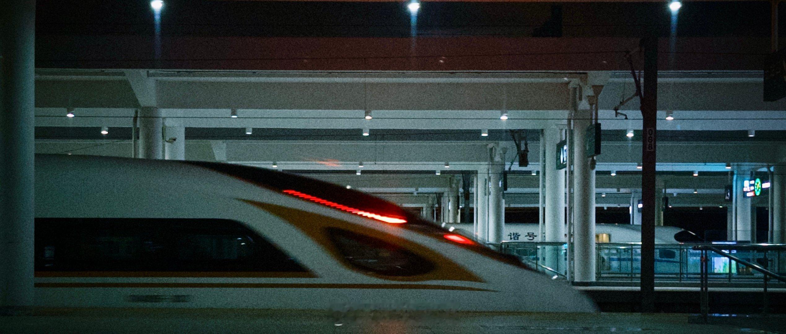 这个世界上最公平的就是，
没有人阻止你学习和不断更新自己。
尽力屏蔽外界的噪音与恶意，
坚持进步，做自己。 ​