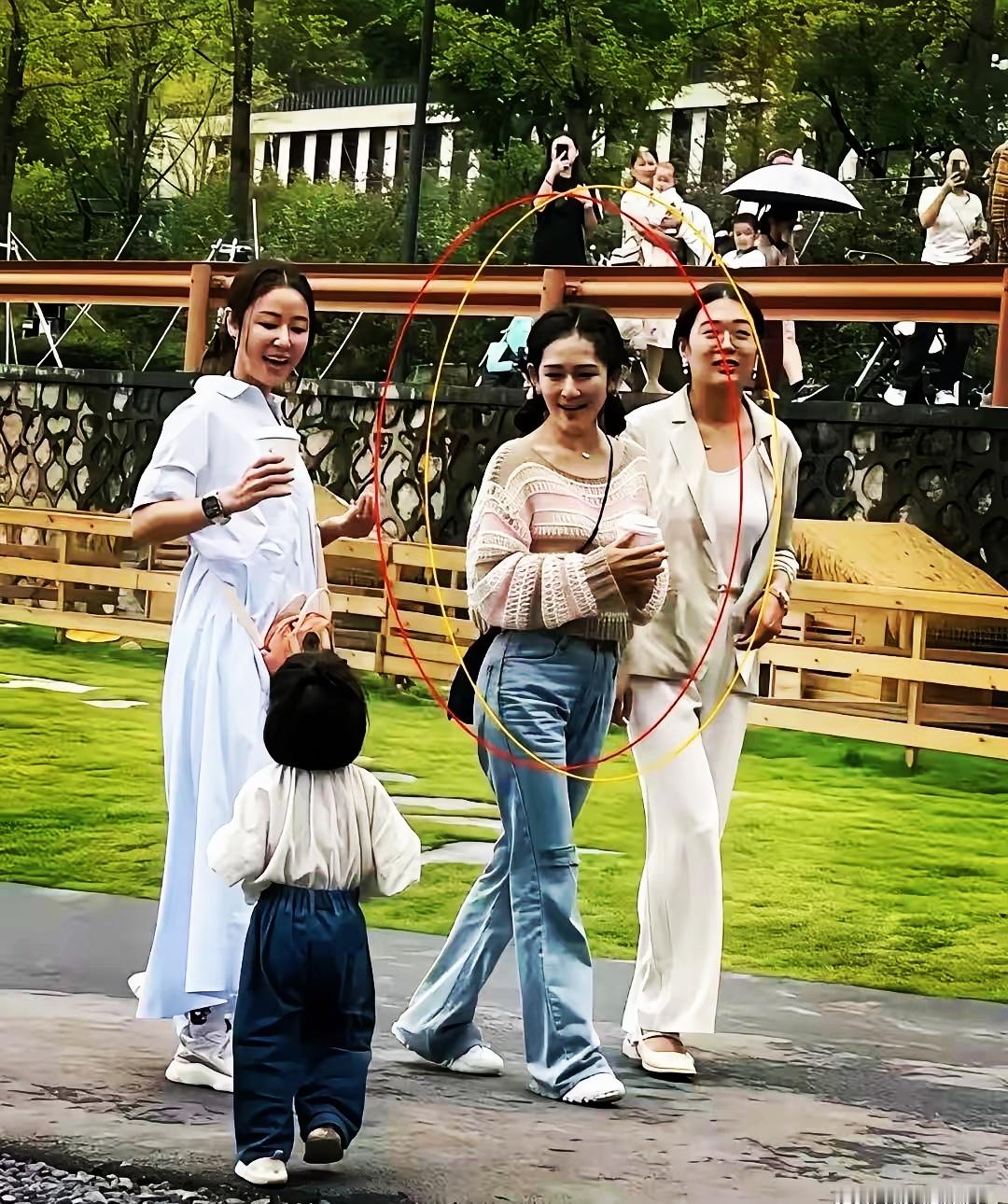 街头偶遇谢娜结伴出游，褪去舞台光环，私下状态温柔又接地气
 

没有聚光灯，没有华丽造型，路人无意间拍下谢娜出游的一幕，和镜头前差别太大。
 

户外草坪的小路上，谢娜约上好友悠闲散步。一身温柔针织上衣搭配牛仔裤，穿搭简单朴素。
她手里拿着饮品，边走边说笑，神情放松自然，完全就是普通女生出门游玩的样