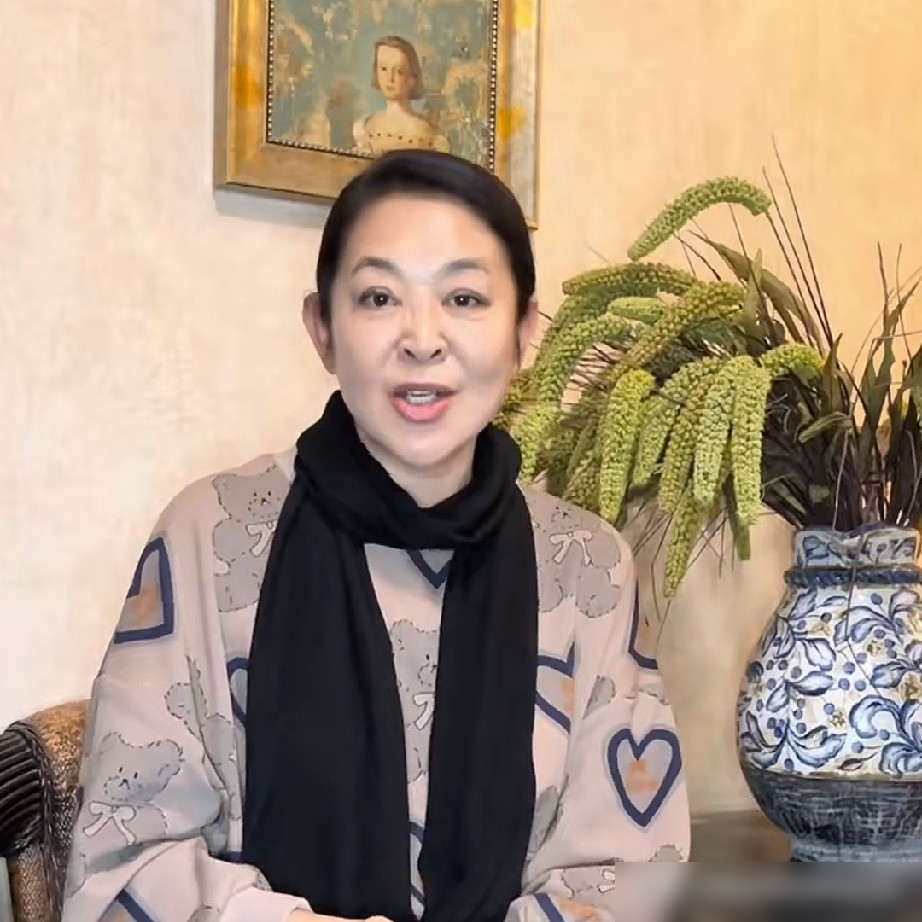 倪萍在台湾被夸大陆第一美女，蔡明当场就撂了一句：台湾人审美有偏见。
这俩三十年的交情，全靠互损撑着。蔡明喊倪萍泥巴，见面第一句不是寒暄，是你怎么瘦成这样了？！倪萍减肥，动力就是蔡明当年那句要吃这口饭就别吃那口饭。倪萍委屈：你咋不早说。蔡明眼一翻：我早说了，你没听啊。
最狠的是倪萍爆料，俩人当年出