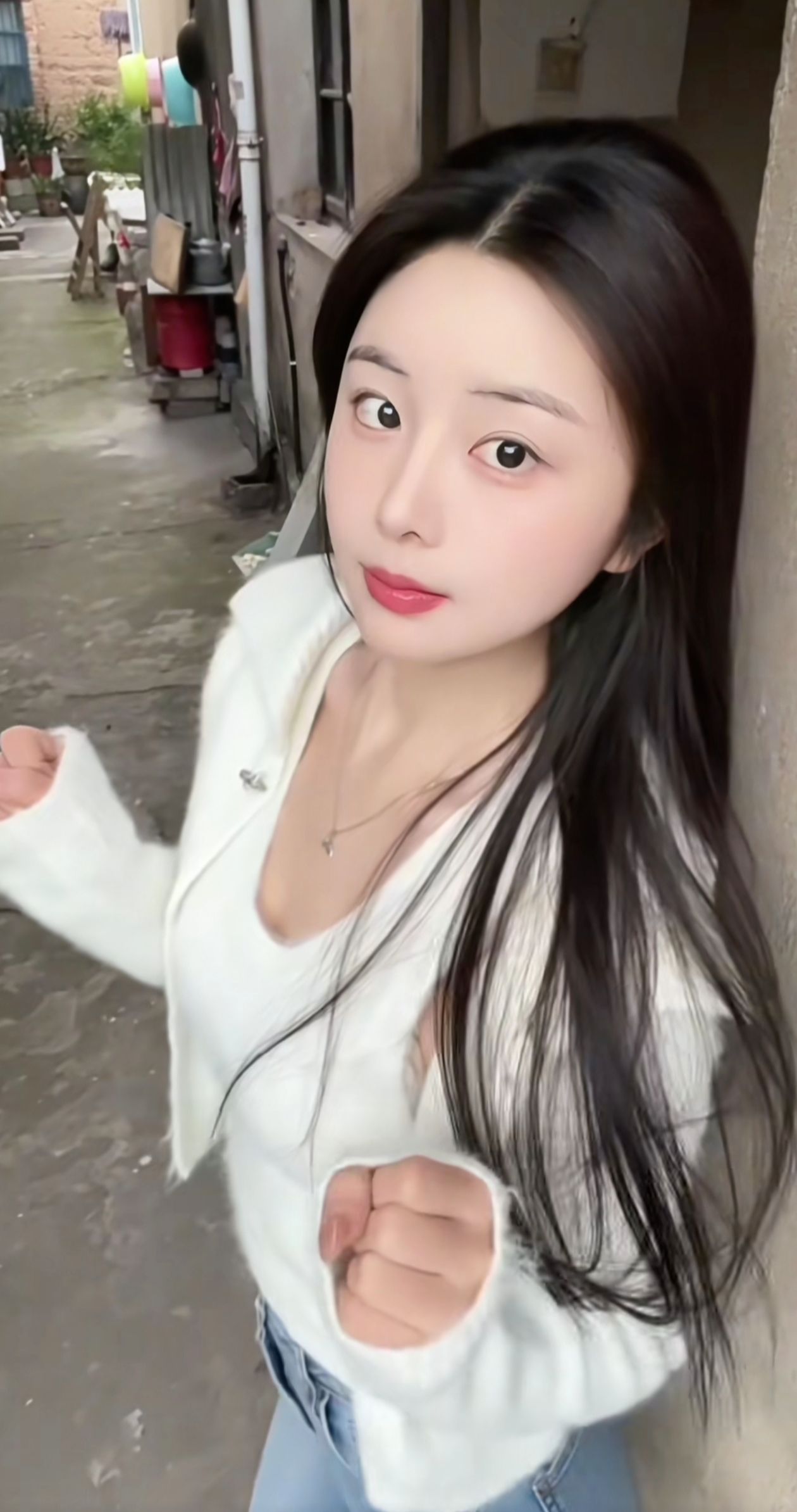 <p>白色连衣裙小个子 街拍小姐姐穿搭 长发及腰的小姐姐 撩头发的小姐...