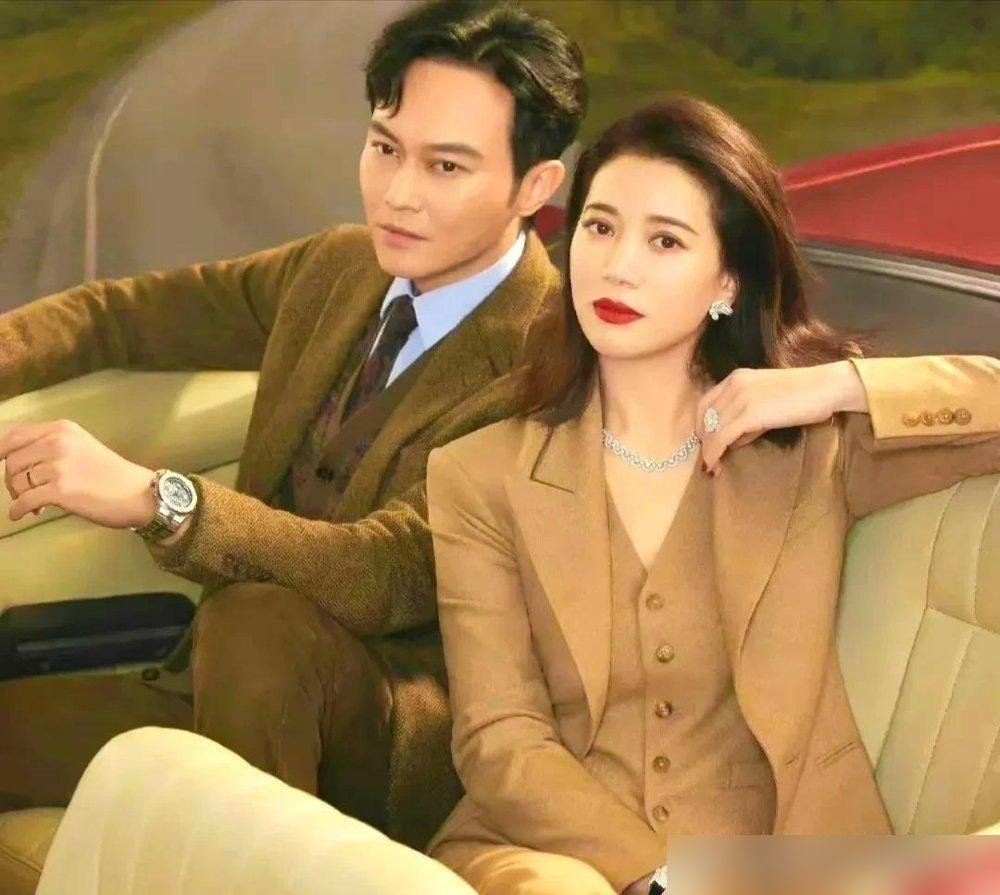 张智霖给阿Sa介绍了十年对象，一个没成，还在介绍。
袁咏仪呢，儿子19岁说不读大学要搞音乐，她出来道歉，说对不起，星二代身份让你没自由。转头自己挎着六位数的爱马仕去录综艺。
一个死磕到底，磕的是别人的姻缘。
一个连眼皮都不抬，儿子不上大学？行，你自学。买包？不买了，50岁以后看重健康。
外人