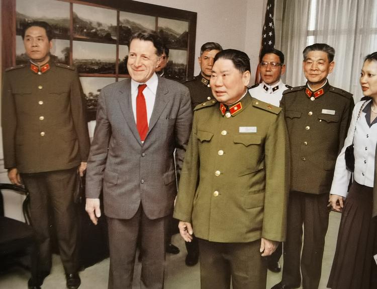 1986年5月，解放军总参谋长杨得志将军率中国军事代表团访问美国，这是我军首次访