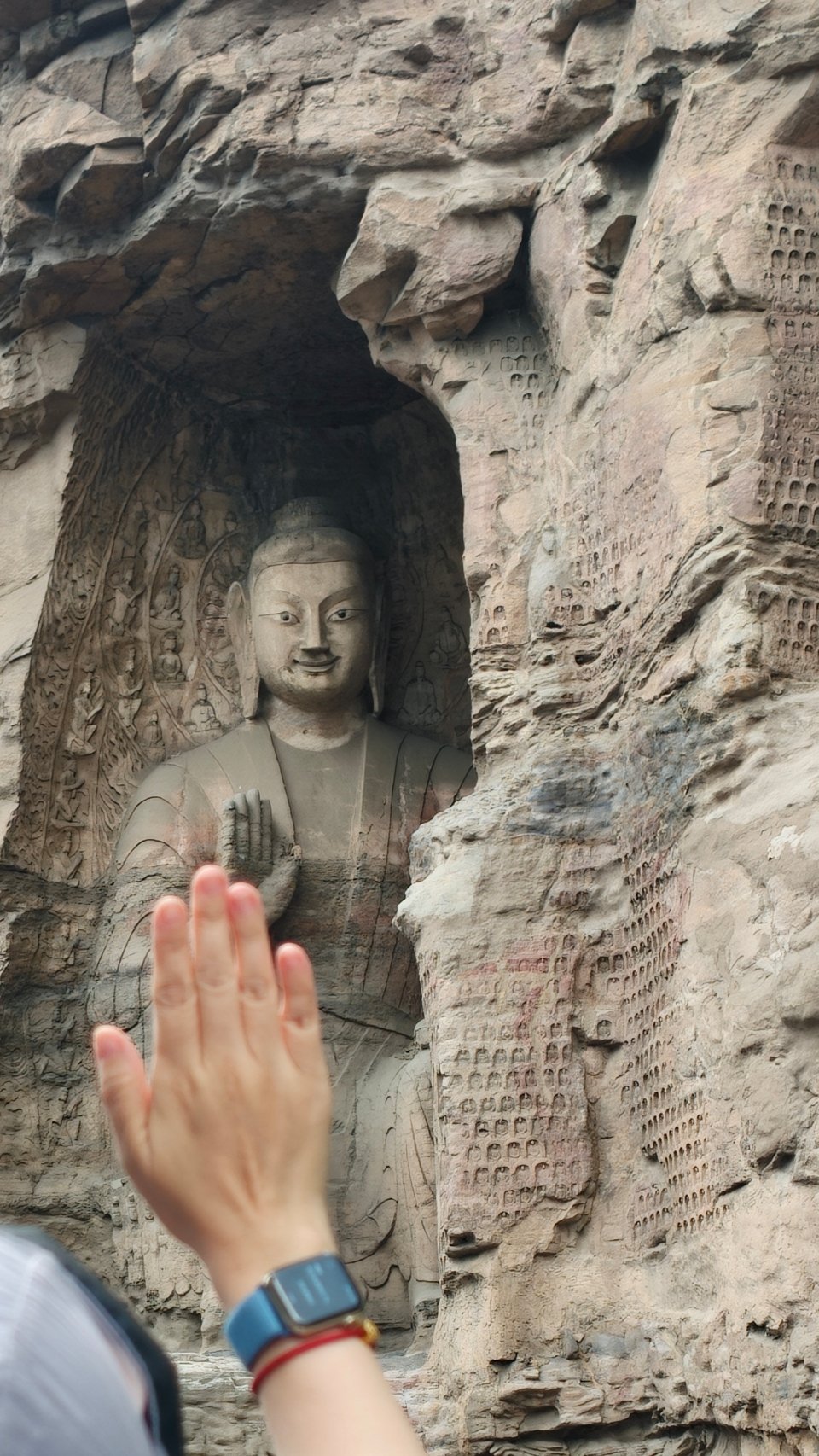 很欢乐，很打卡；
甚至是一种默默的狂欢，一种集体的仪式……

现场的游客行至这里，纷纷举起了右手掌和近在咫尺的大佛击掌 ，场面蔚为壮观。突然觉得这又何尝不是另一种《牛来》？

云冈石窟，很值得来[赞]。 ​