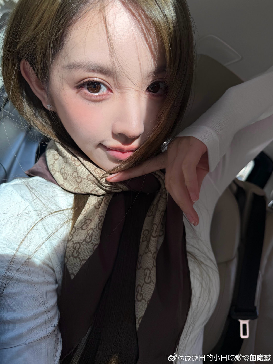 #田曦薇[超话]# 签名的时候再三叮嘱不准卖.转头就卖了，痛不痛。田曦薇我保证你是天使​