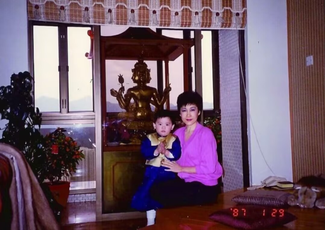 小向佐与向华强前妻丁佩的昔日合照

据悉，这张照片拍摄于1987年1月29日，彼时向佐2岁多，长得很可爱，五官很像向华强。

丁佩39岁，长相漂亮，那时候已经与向华强离婚多年。而从时间线来看，离婚后的丁佩与向华强、向太关系融洽，要不然不会有这张照片。

记得此前向佐接受易立竞采访时曾说到，2岁之前，