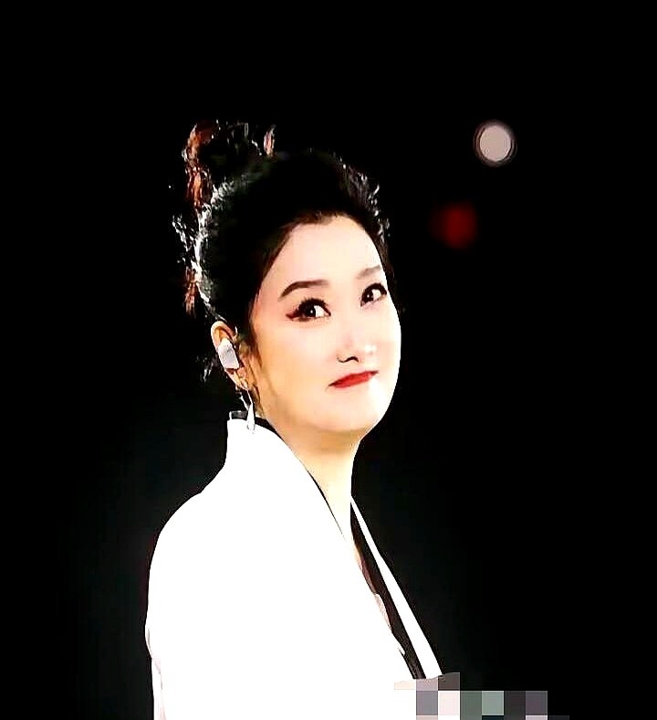 花大几百买门票，就为了去现场把主唱的麦克风抢了。

凤凰传奇成都站前奏刚响，几万人直接开口定调，玲花连试三次都没把调子拉回来。常州站更离谱，一首情歌硬生生被台下吼出了讨债的气势。曾毅连词都插不上，干脆放下话筒跳起交谊舞，笑着认领失业。

这根本不是听歌，是一场蓄谋已久的集体撒野。白天在工位上对着屏幕