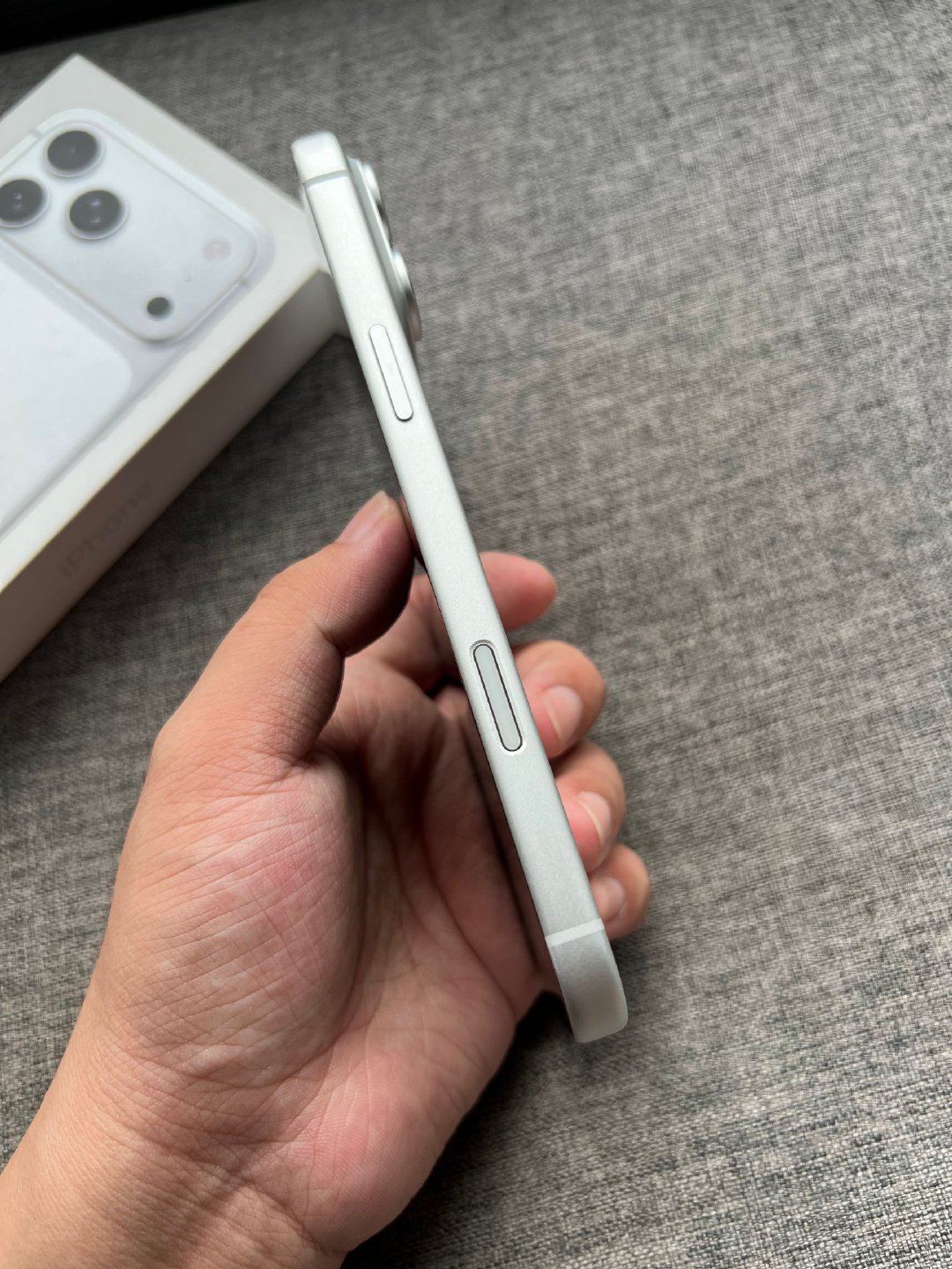 国行iPhone17 Pro Max 512G 白色，屏幕完美，外壳小掉漆磕碰，电池效率100，盒子配件全套，全国联保至2026-09-19，店保三个月非人为损坏。8798 ​
