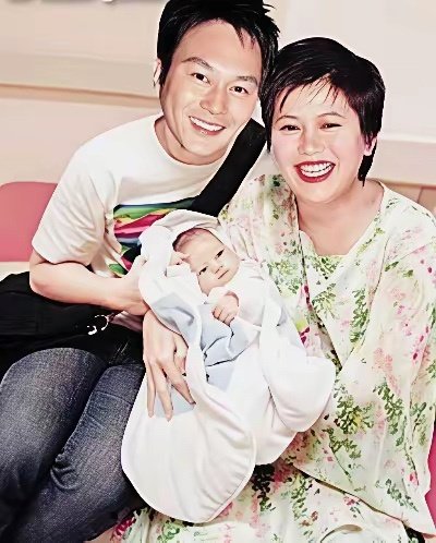 袁咏仪张智霖从两人世界到一家三口，人数不一样但幸福是一样的。 ​
