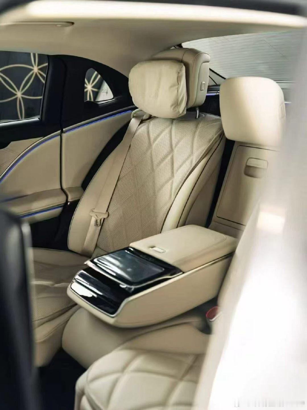 MAYBACH S480
外观：曜岩黑
内饰：玛奇朵米
面面俱到，注重细节，且追求与众不同
#奔驰#迈巴赫S480 ​
