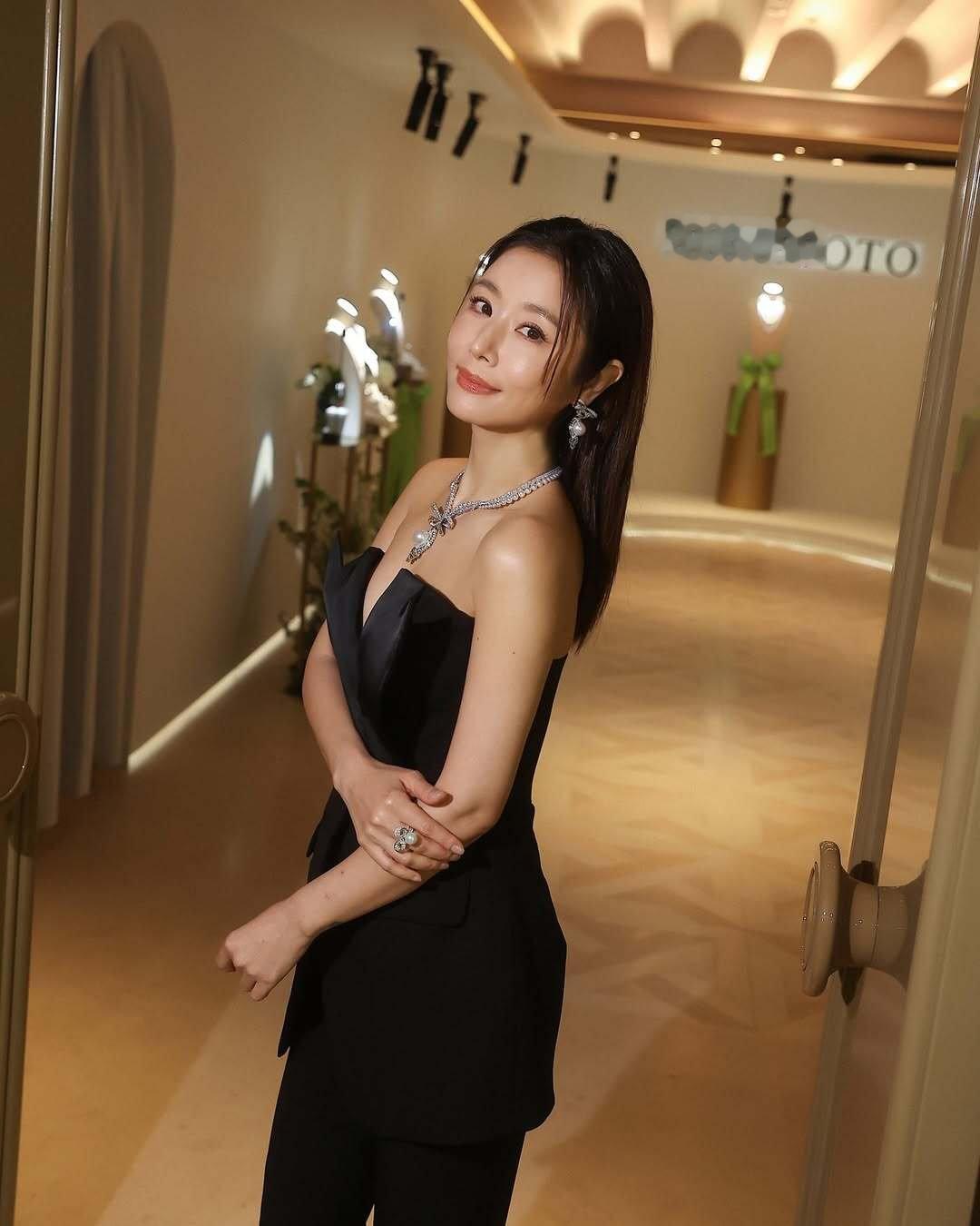 林心如一身黑抹胸套装，珍珠珠宝加持尽显优雅贵气。#林心如晒和舒淇合照# ​