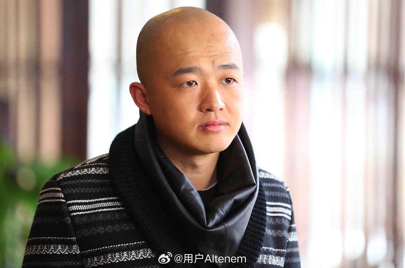 包贝尔回应演技争议，没提私德风波，反倒把焦点拉回职业本身。他说烂片该反思质量而非拉黑网友，外貌可以靠滤镜修饰，还坦言热爱表演却觉得职业回馈不够对等。这种不回避批评、也不卖惨的姿态，倒是比沉默更让人看到一点真诚。

观众对他的评价一直两极：演反派赵泰时阴狠入骨，被夸有张力；一到喜剧就 ​