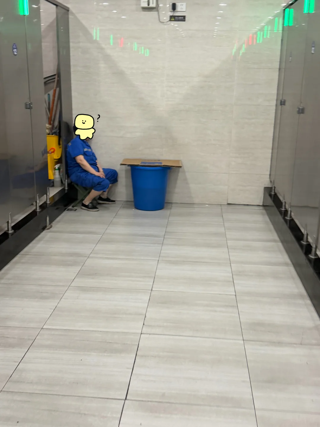 真的不能给他们在厕所外面有一个休息室吗