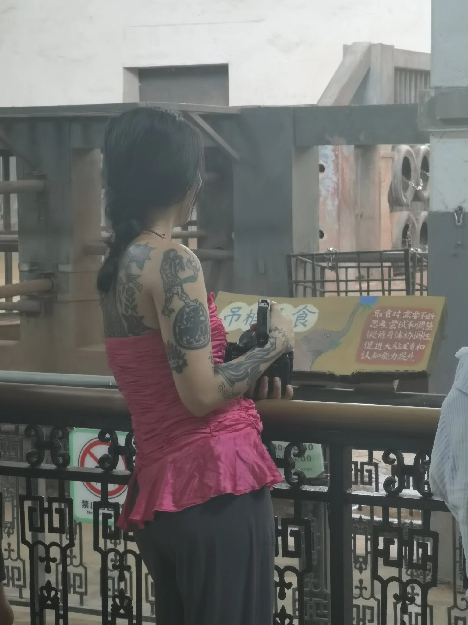 酷炫的纹身女孩，记录城市故事。上海动物园一小姐姐超炫酷纹身