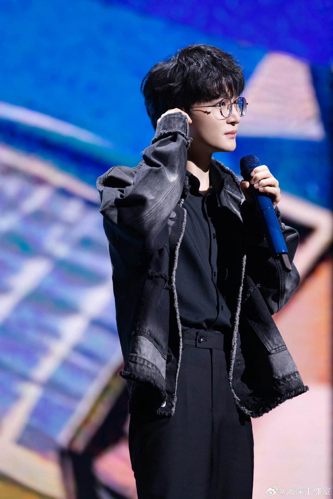 #周深[超话]#  zs#周深深深的演唱会# zs#周深好听#zs #周深演唱会#zs 醒来万物皆沉寂，唯有你是世间的一抹旖旎，他人困于山中晨雾，我困于你。​
