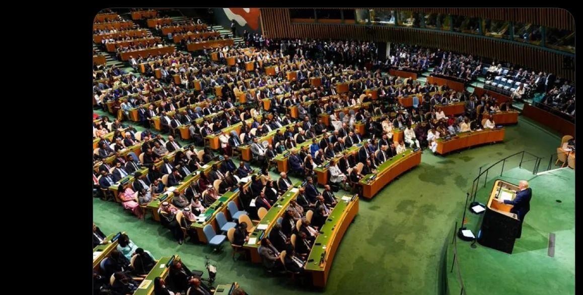 高市早苗在联大演讲，台下空空如也。日本首相官邸自己发的视频都藏不住这个场面，全程只敢给近景，远景一露就穿帮。日本网友截图吐槽：这就是世界对高市的评价。
她讲了什么？呼吁删除《联合国宪章》里的“敌国条款”。这个条款是干什么的？就是防止二战战败国再次搞侵略的。当年日本是承认了军国主义罪行、接受了宪章全部