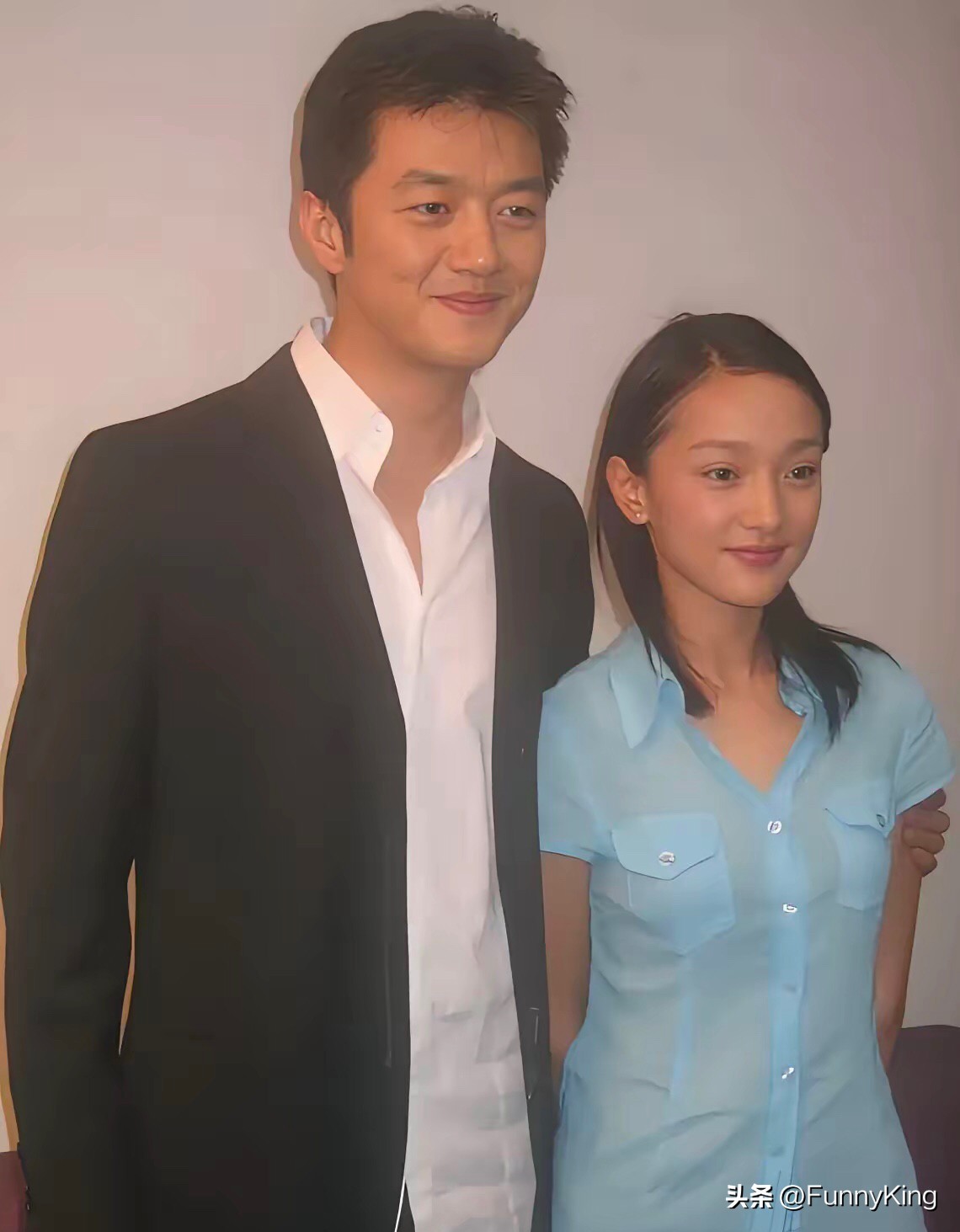 终于明白了啊，为什么当年那么多男明星追周迅！后来她却选择了李亚鹏当男朋友，原因真的其实很简单，他的长相与做人一样一脸正气！

不得不说李亚鹏年轻的时候确实挺帅的，浓厚的美貌加上完美的下颚线，完全就是国民时期的大少爷呀！

周迅曾公开表示“李亚鹏满足了我对男人所有幻想”，想象的到李亚鹏该有多帅多好，才