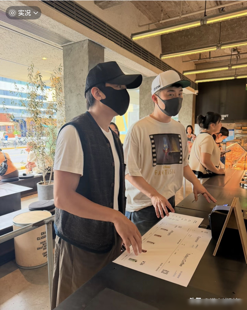 上海愚园路，邓超陈赫面对面坐着喝咖啡，没带其他兄弟。这帮人刚被传吵翻，转头就私下约局。距离《五哈》第七季官宣全员回归，才过去不到一周。陈赫9月27日被拍到买咖啡，9月29日邓超接着官宣奇妙夜，俩人行程密得跟连体婴似的。更扎眼的是，网友说这俩货真人身高比镜头里还高，镜头亏人。综艺里闹得再难看，私下该聚