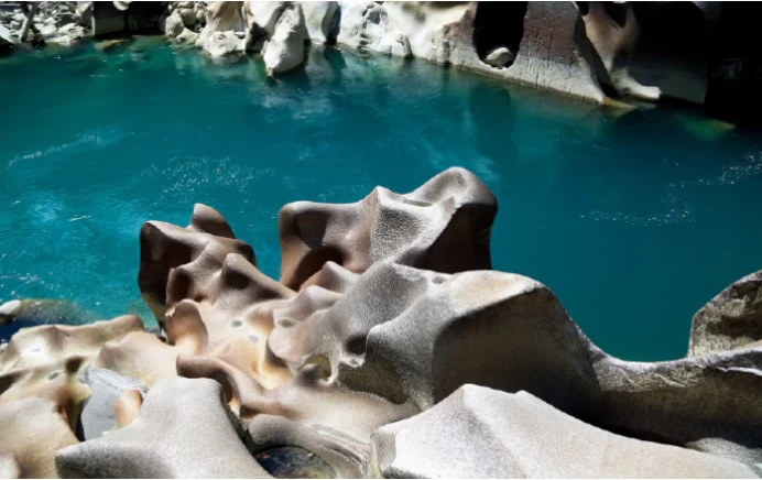 真漂亮啊！碧蓝的河水和它冲蚀出的水磨石