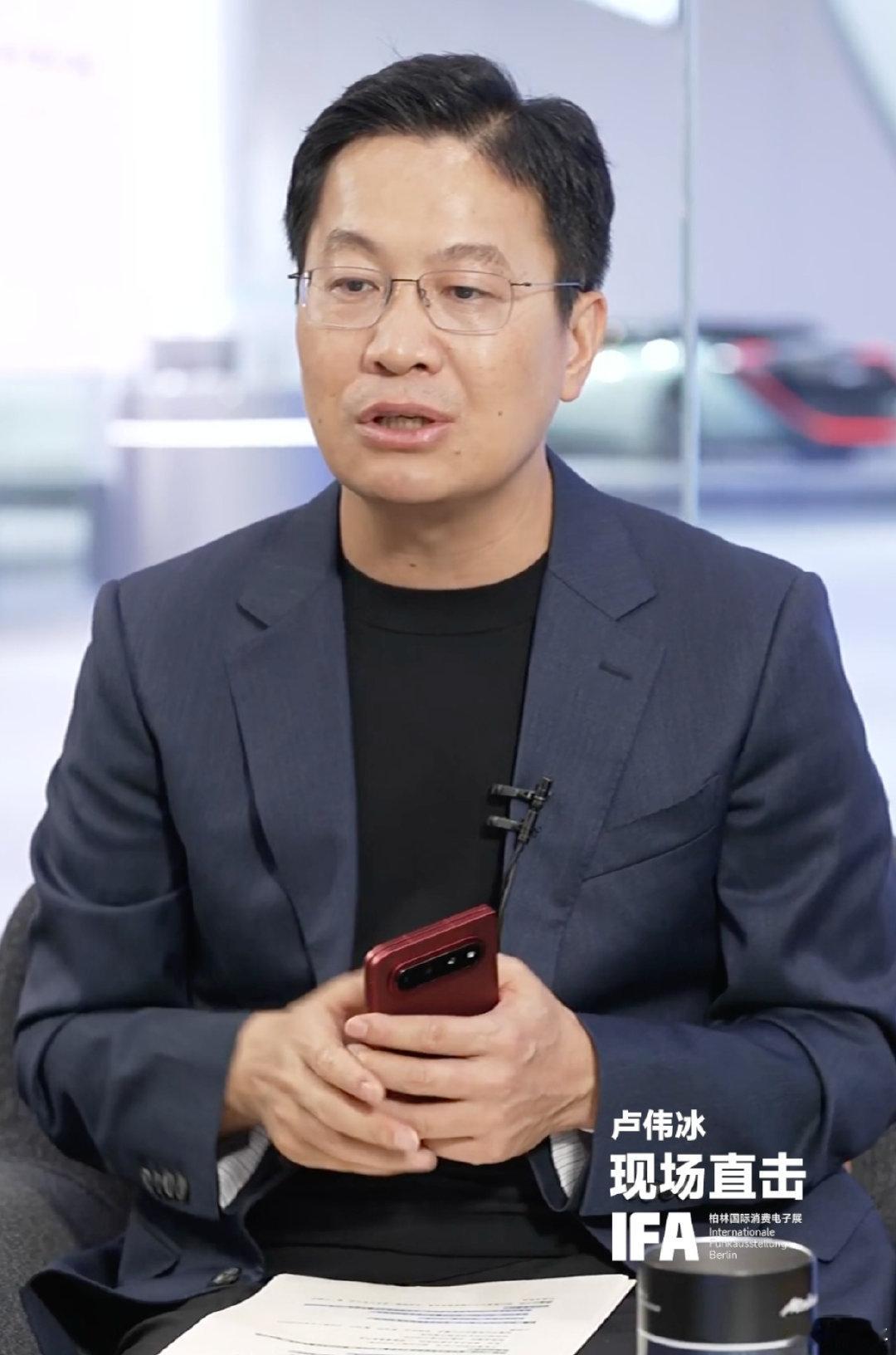 卢总说：小米18 Fold有一个款很特别的版本。 ​​​​