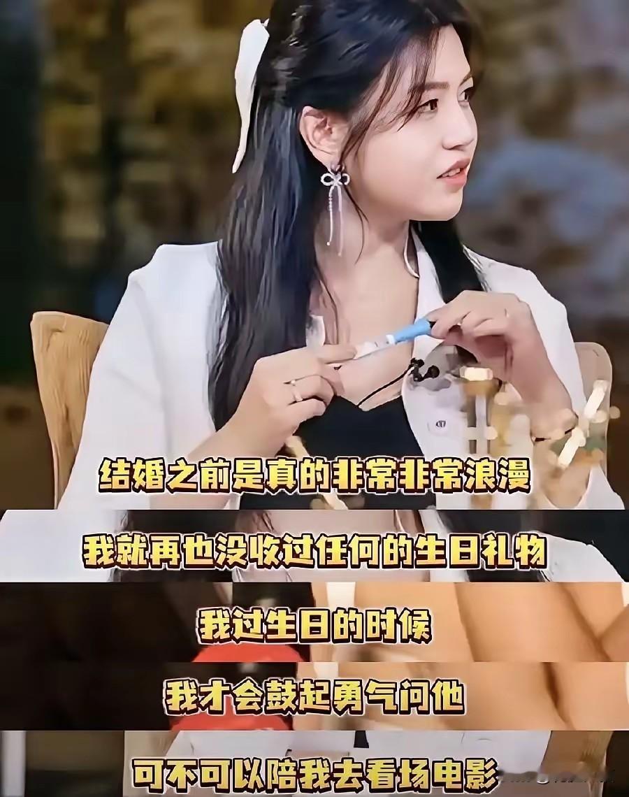 谁也没想到！最新一期《我家那闺女》播出后，陈妍希直接陷入巨大争议！9月7日她全新综艺上线，整期内容主打个人独居成长，结果全程三句不离婚姻家庭。
明明陈晓全程缺席、没有参与录制，却硬生生被频繁提及送上热搜。无数观众看完感慨：这一段婚姻里，最体面的从来不是高调发声的人，而是始终闭口不谈的陈晓。
整场节目