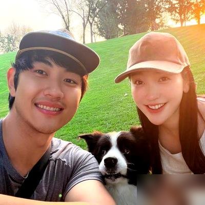 金莎晒了张草坪合照，评论区直接炸了。就因为她配了句“一家三口整整齐齐”，网友全在猜是不是怀了。结果第二天她自己出来辟谣，说就是吃多了，肚子圆了点，没怀。
这话搁别人嘴里像玩笑，搁金莎嘴里是真敢说。她跟孙丞潇从官宣那天起，就被一路唱衰，姐弟恋、不般配、走不远，什么难听的都有。结果人家冰岛求的婚，海淀
