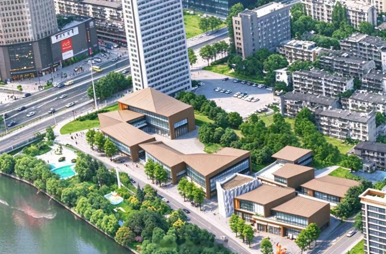 航道局大院片区改造项目瑶海区城东街道合裕路社区航道局大院含10幢平房及18号楼房，因建设年代久远、老化破损严重，墙体开裂、管线锈蚀，经鉴定为D级危房，不具备翻建、重建实施条件，2024年全面完成人房分离。在充分征求住户意愿后，项目确定采用产权收购模式推进：城东街道会同社区成立工作组，多轮上门走访、宣讲政策，耐心化解群众思想顾虑，引导群众从“要我拆”转变为“我要拆”；委托第三方机构开展房屋评估，全流程依法依规、公开透明。危房拆除后腾退土地约12.94亩，坚持“留改拆”并举——保留片区内办公建筑，依法拆除D级危房，对9栋房屋实施老旧小区改造和环境整治；地块不单独零散处置，而是以城市更新为主导，纳入和平片区城市更新大局，与姜团池郢城中村改造地块统筹上市供应，与南侧城中村改造一体谋划、联动实施。打破“就危房治危房”思维，以解危为基础、以更新为延伸，实现危房清零与片区提质一体推进。