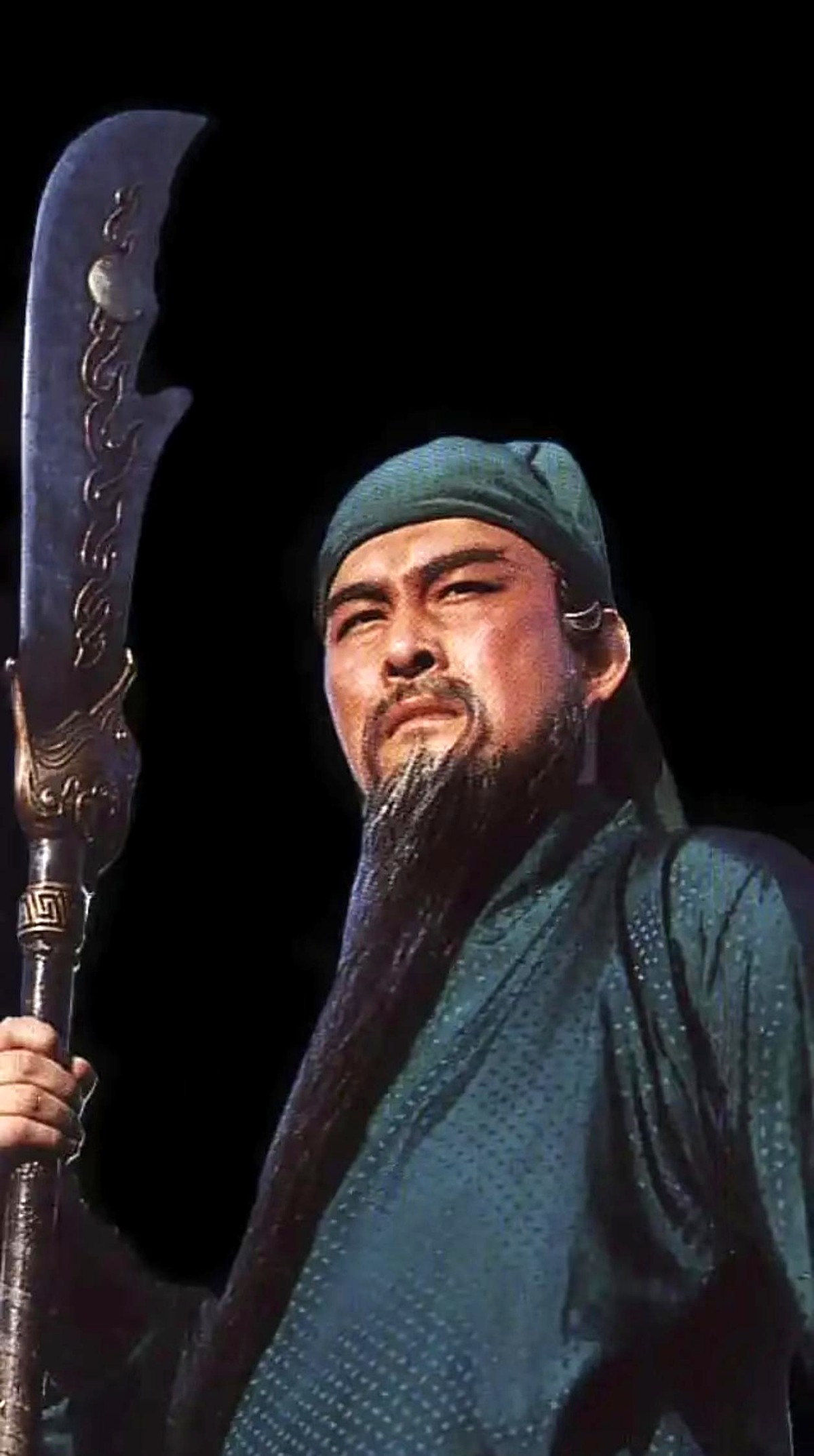 当年演活关公的陆树铭，晚年却被骂惨了。

拍页游广告、接小县城走穴、演烂片，很多人嘲讽他“晚节不保”、毁了经典。

其实根本没人知道，那会儿演张飞的李靖飞脑梗瘫痪，每个月医药费就要几万，是他把人接到了西安的养老院撑着。

更难的是，他自己心脏不好，家里老母亲也长年卧病在床。积蓄见底了，他不豁出这张老