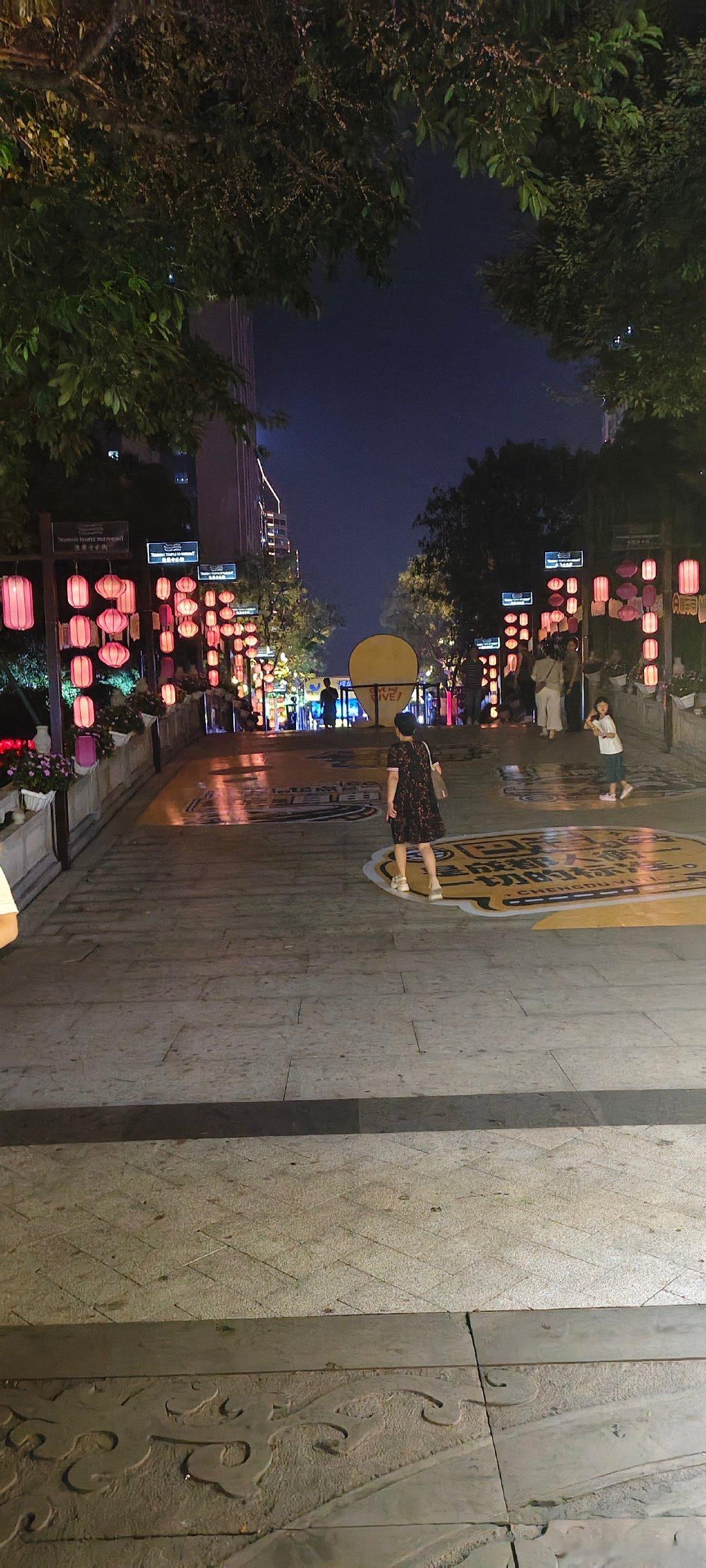 出来逛街都遇到了汽车活动，是不是知道我来参加车展的🤣#2026成都车展# ​