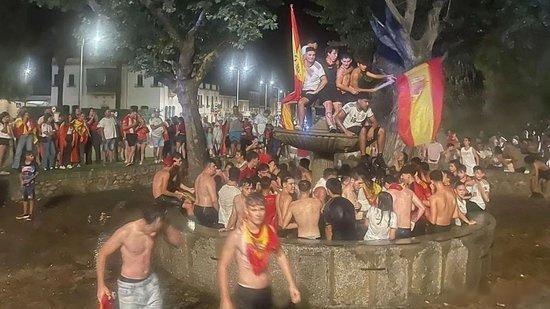 西班牙时隔16年拿下世界杯冠军，全国民众彻夜疯狂欢庆，萨拉曼卡省罗德里...