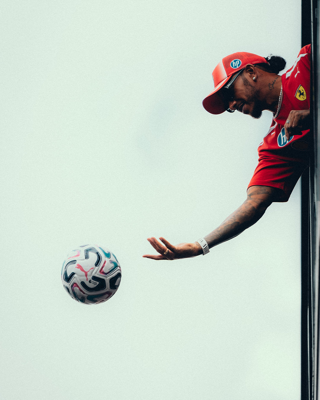 抬头！

有一颗来自刘易斯的足球⚽️

#法拉利F1车队[超话]##F1[超话]##2026F1荷兰大奖赛# ​