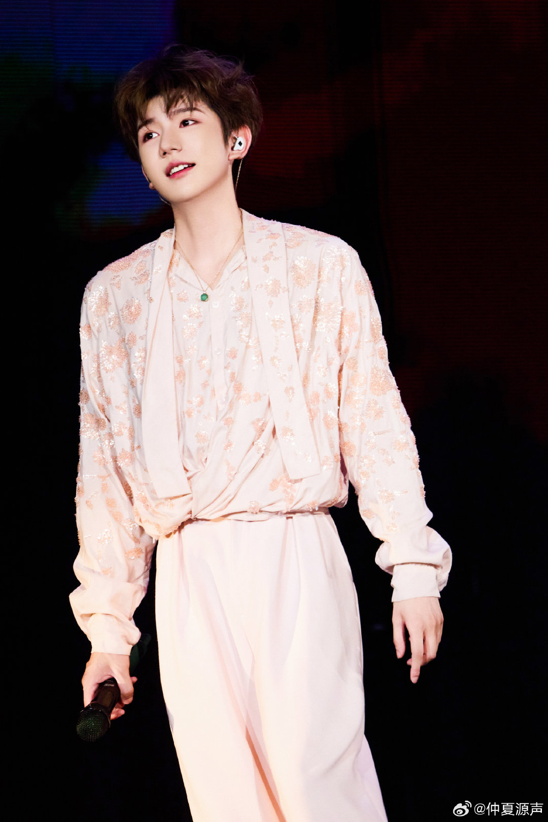 #王源[超话]##王源宇宙超级无敌大大狂欢巡演##共绘王源的狂欢轨迹# 
相比于对绝对成功的汲汲渴求，越无杂质的奔赴，越是动人。——王源《疲惫生活里的小小愿望》
​