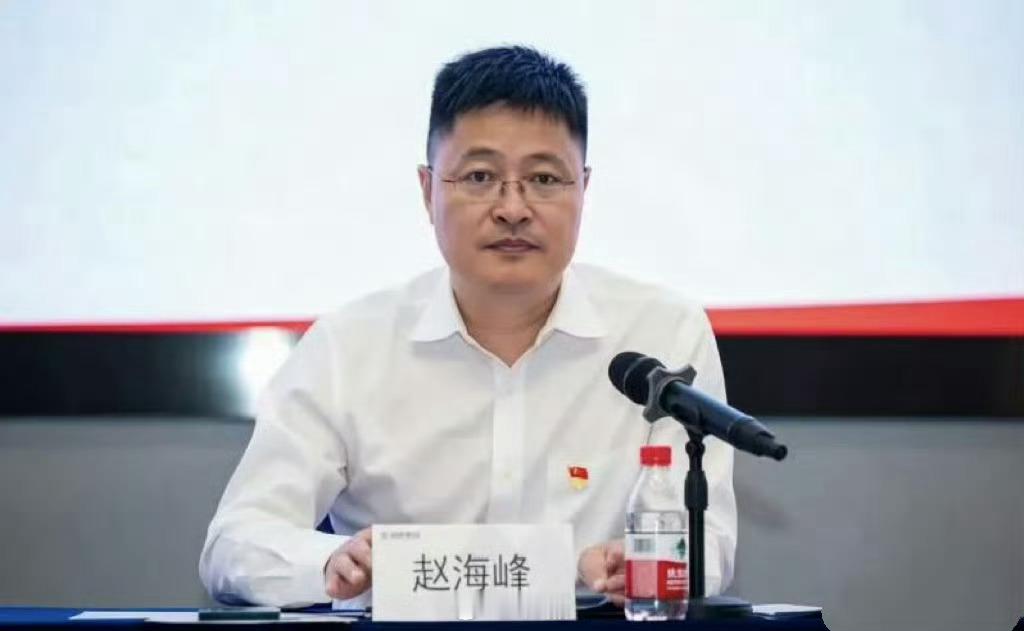 有人说为啥他们不找商k的姑娘，为啥女员工不愿意、他们还敢动手打这么狠？

​我觉得他们不是酒精上头，也不是蠢，纯粹就是无德上位者长期对下属的服从性免疫了而已......他们潜意识里，绝对想不到一向顺从的女员工会反应这么激烈，宁愿挨打也不妥协！

​勇敢的好女孩[赞]！ ​