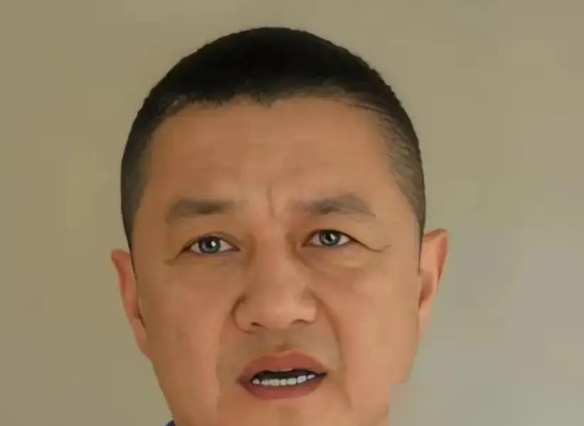 李亚鹏做梦也没想到，亲生女儿李嫣，一个月内把他拉黑了3次。
起因极其窒息。老父亲疯狂转发养生文章，动不动就长语音炸弹查岗。这种掏心掏肺的关爱，硬是把20岁的女儿逼得连连后退。
反观王菲是怎么当妈的？前些天带李嫣去阿那亚看窦靖童演出，全程松弛，绝不说教。现在175cm的李嫣，冷艳得像极了亲妈，母女