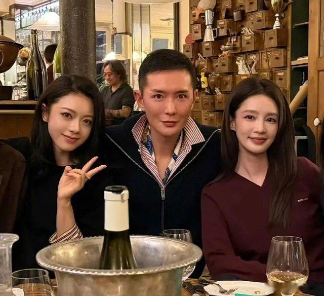 #娱乐[超话]##李沁赵今麦刘冲聚餐# 刷到三人私下聚餐的路透好惊喜！不同年龄段的实力派凑一块吃饭，感觉下一秒就要聊新合作的节奏？果然优秀的人总会互相吸引，就是好奇饭桌上谁是气氛担当，会不会偷偷分享片场的好玩事儿～ ​