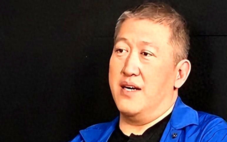52岁还在演反派，连名字都没人记住，张译却一把将他拽进自己公司，彻底捧红了。

年轻时他常跑去王千源的烧烤摊蹭吃蹭喝。后来扎进剧组，长年累月地演坏人。观众看他脸熟得不行，就是指着电视叫不出名。

直到52岁这年，张译一眼看穿他身上的戏，二话不说拍板签下。签约后好本子接连砸来，一个个带劲的角色轮番上阵