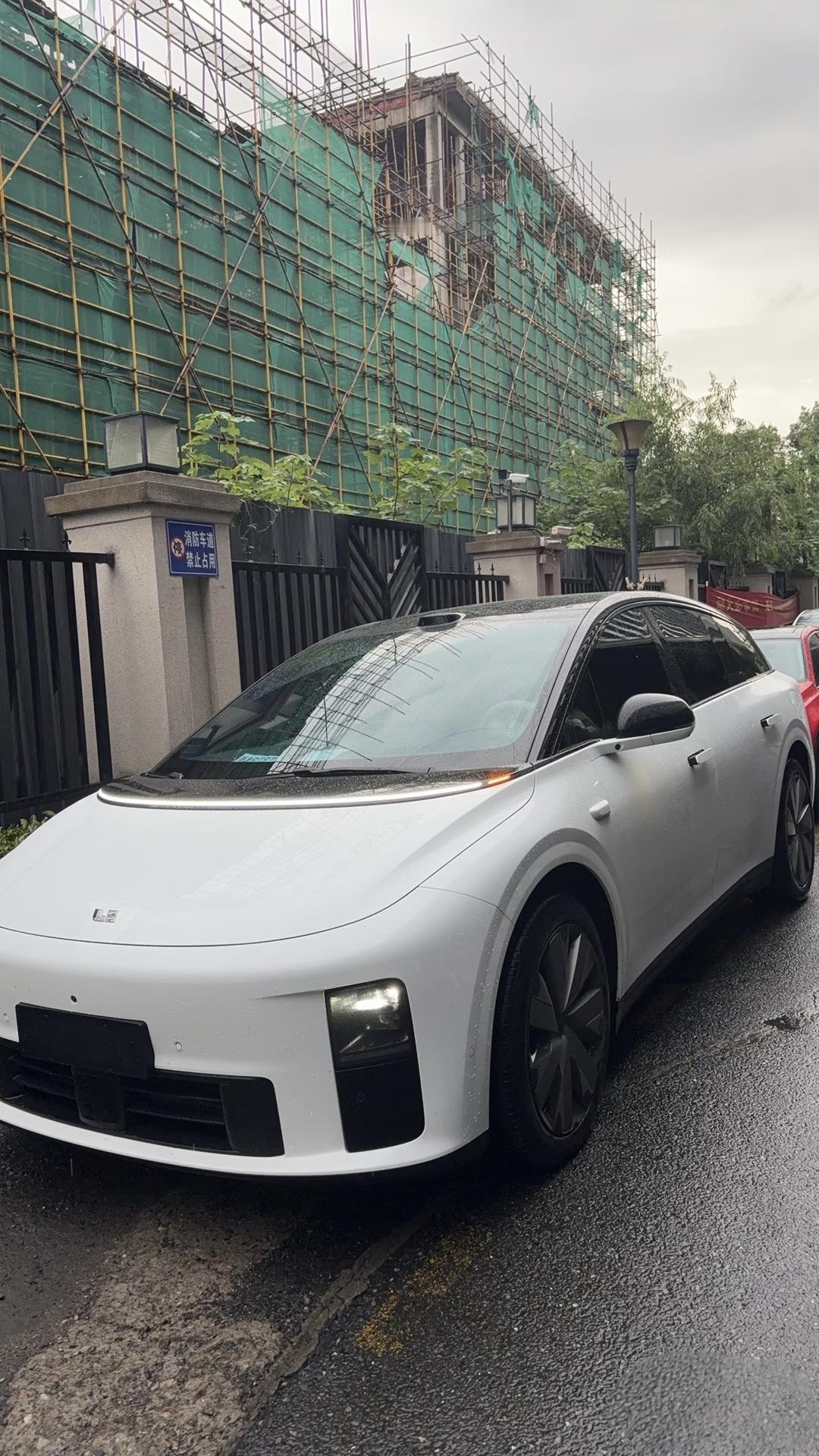 理想L6踩过的坑：刚刚开始没仔细对比保险套餐，被推荐了很多不必要附加险；充电桩的安装，由于前期没确认墙体线缆规格，施工多花额外费用；还有车窗贴膜，门店的没有外面第三方性价比高。【来自懂车帝车友圈】
