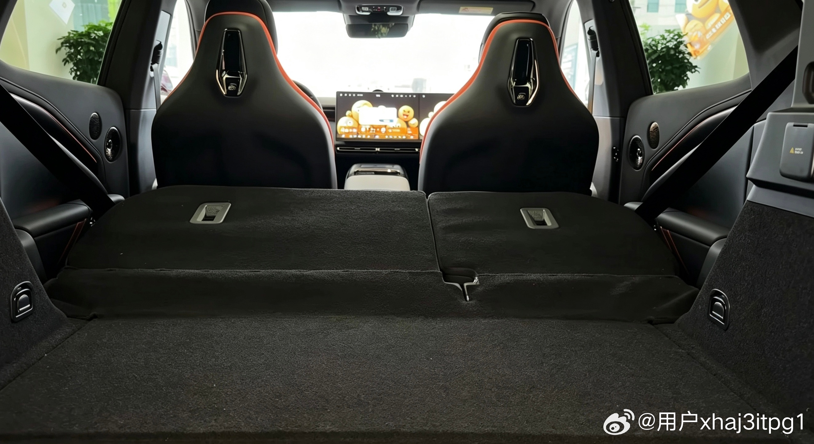 提车之后越用越喜欢，岚图追光S真的是一台细节拉满的车。每次打开无框车门，氛围感一下子就上来了，不管是周末自驾出游，还是接送家人朋友，颜值和体面感都在线。

坐进车内，大面积软质包覆随处可见，金属按键的阻尼手感细腻，摸得到的地方做工都很扎实。车内贴心布置了大大小小的收纳空间，手机、钥 ​