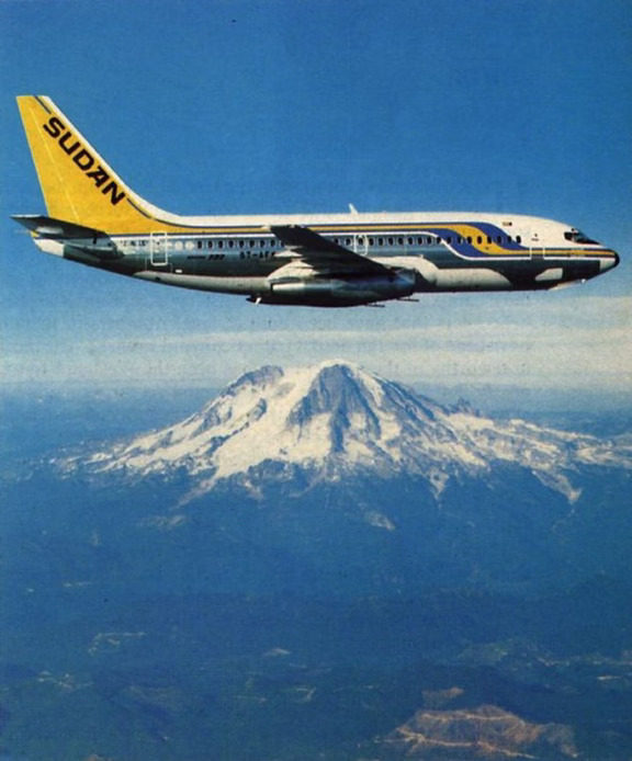 世界民航老照片波音737-200飞跃雷尼尔山